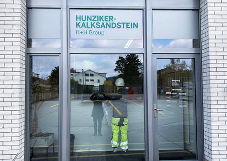 Schaufenster - Beschriftet mit Qualitäts-Folie _Vollflächig mit silver frost überzogen-Logo & Text in grün mit dem Plotter geschnitten.
