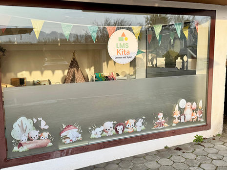Sichtschutzfolie: silver frost, beschriftet mit  Digitaldruck._Schaufenster -Design  und Logo individuell angepasst