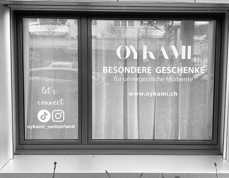 Schaufenster - Design individuell angepasst -beschriftet mit Qualitäts-Folie weiss. 