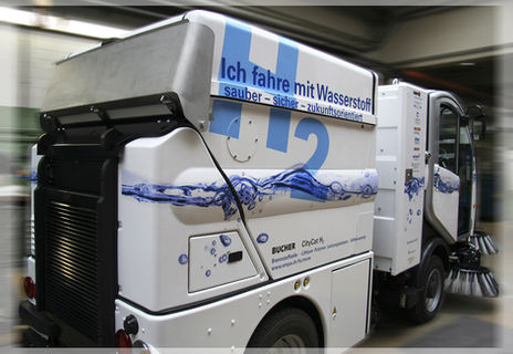 Kehrmaschine weiss-Folienplott schwarz-Digitalprint 4-farbig-Bild und Text Montage individuell am Fahrzeug angepasst-
