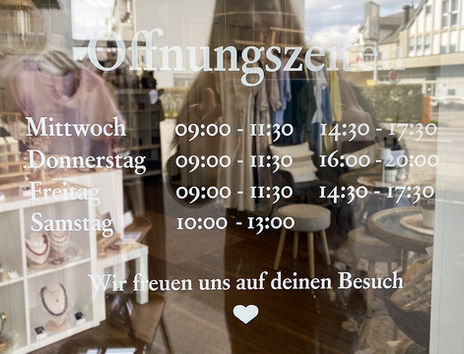 Öffnungszeiten beschriftet mit Qualitäts-Folie weiss von INNEN
