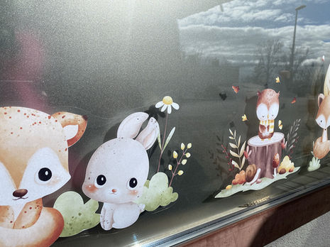 Schaufenster_Transparente Klebefolie -Tier_Motiv Digitaldruck , weiss hinterlegt.