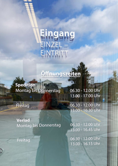 Öffnungzeiten von aussen montiert  – weisse Premiumfolie. 