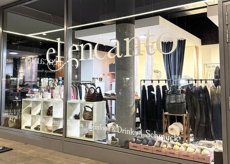 Schaufenster beschriftet mit Qualitäts-Folie von aussen -
weiss _bei minus Grad