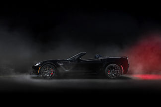 Schwarze Corvette Z06 C7 bei Nacht, kunstvoll beleuchtet mit Lightpainting-Technik im Outdoor-Setting, Sterne und Rauch im Hintergrund. Professionelle Automobilfotografie David Barta.