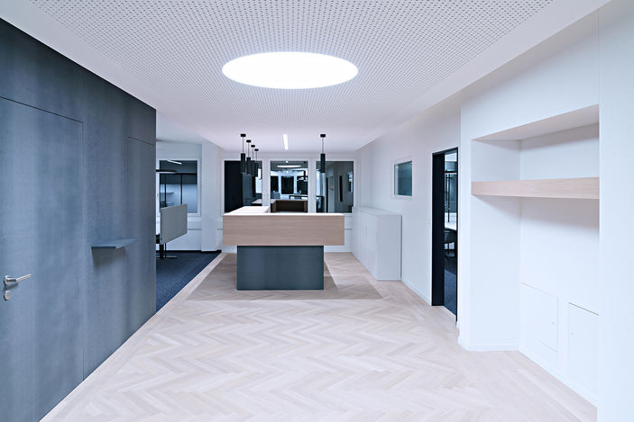 Architekturfoto des Eingangs- und Empfangsbereichs nach dem Umbau der Huber AG in Windisch.