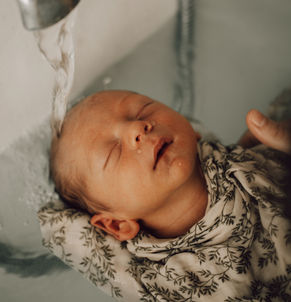 Bain enveloppé bébé: reportage photo à domicile avec Naitre Ensemble