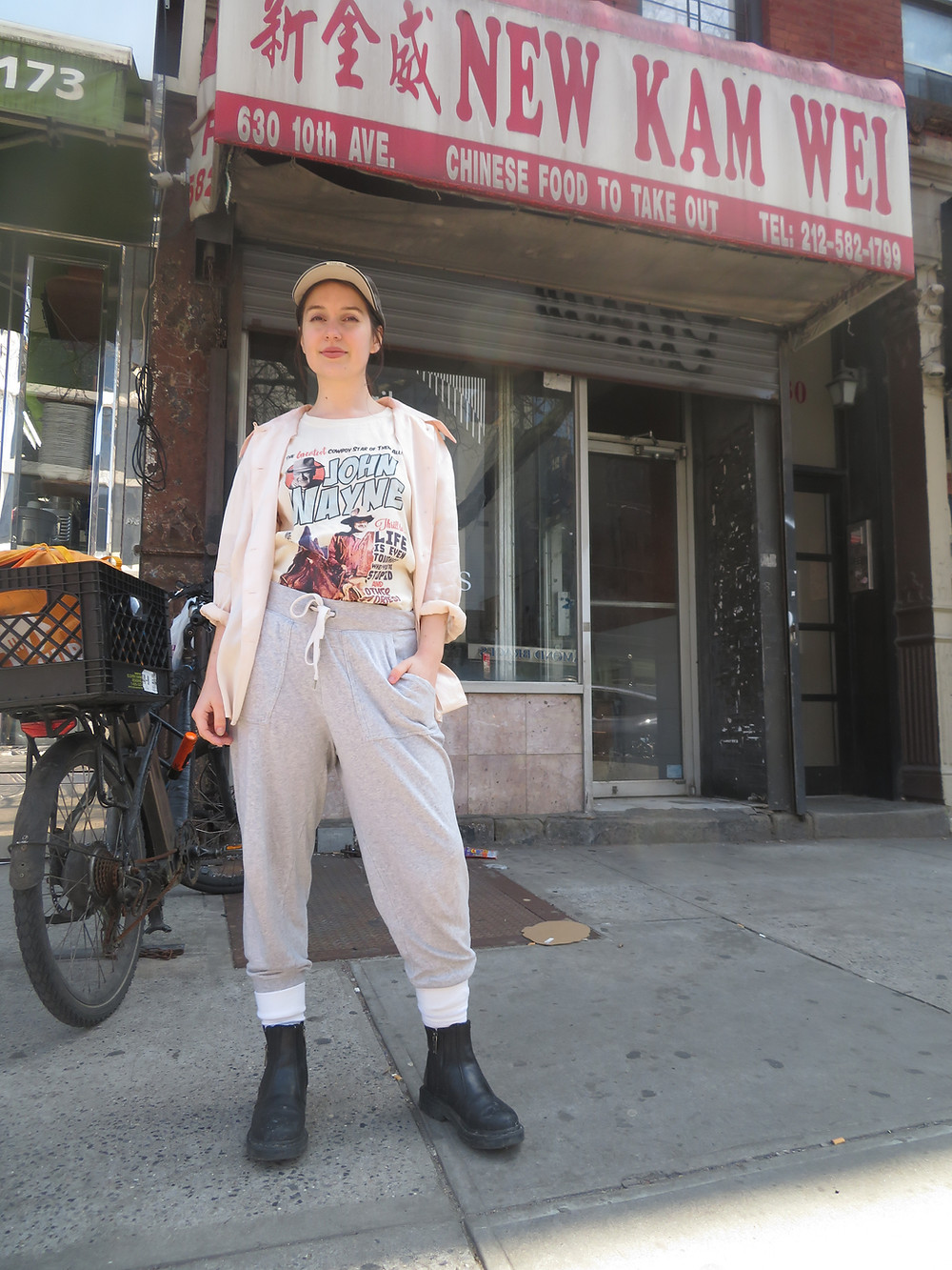 NYC artist outfit inspiration, girl in nyc wearing sweats and a ball cap