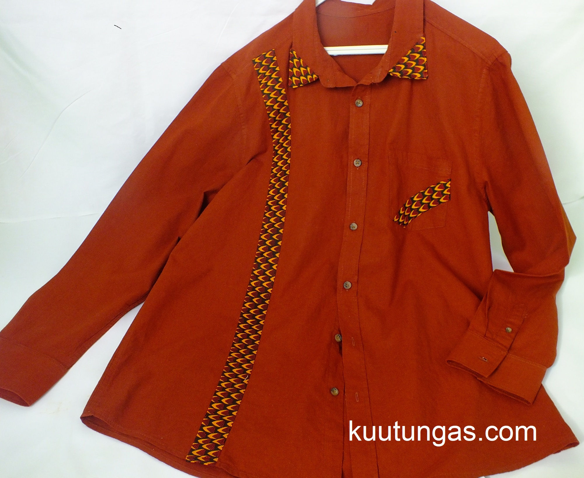 Camisa de homem cor ferrugem