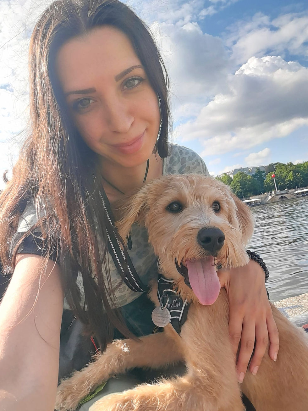 Tiersitterin aus Berlin mit Welpe am Wasser Gassi gehen