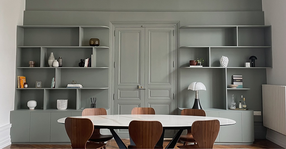 Bibliothèque murale sur mesure dans une salle à manger élégante. Cette bibliothèque intégrée et personnalisée est conçue sur