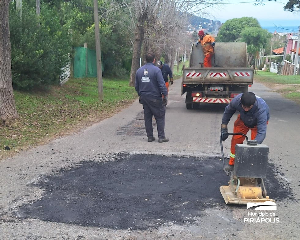 Personal del área de Obras del Municipio de Piriápolis continúa trabajando realizando bacheos en diferentes puntos de Piriápolis