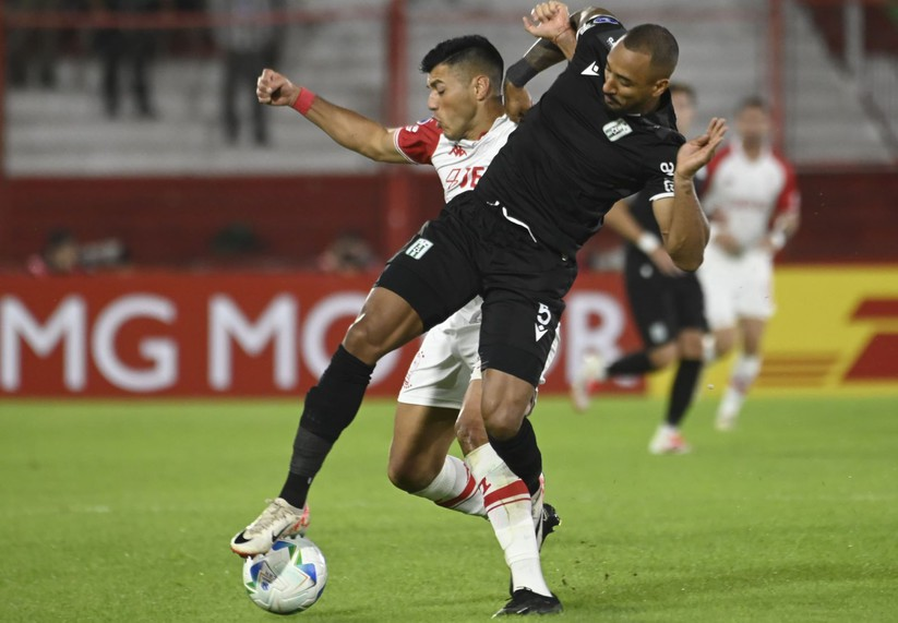 Secuencias del encuentro entre Racing y Huracán de Argentina