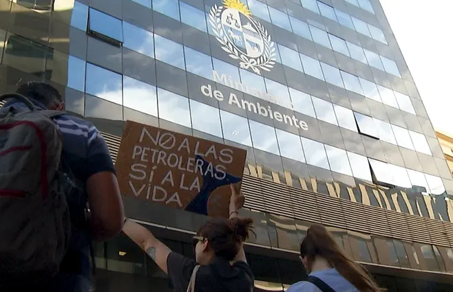 Ambientalistas entregaron firmas en rechazo de búsqueda de petróleo en aguas uruguayas; Ortuño anunció nuevos controles