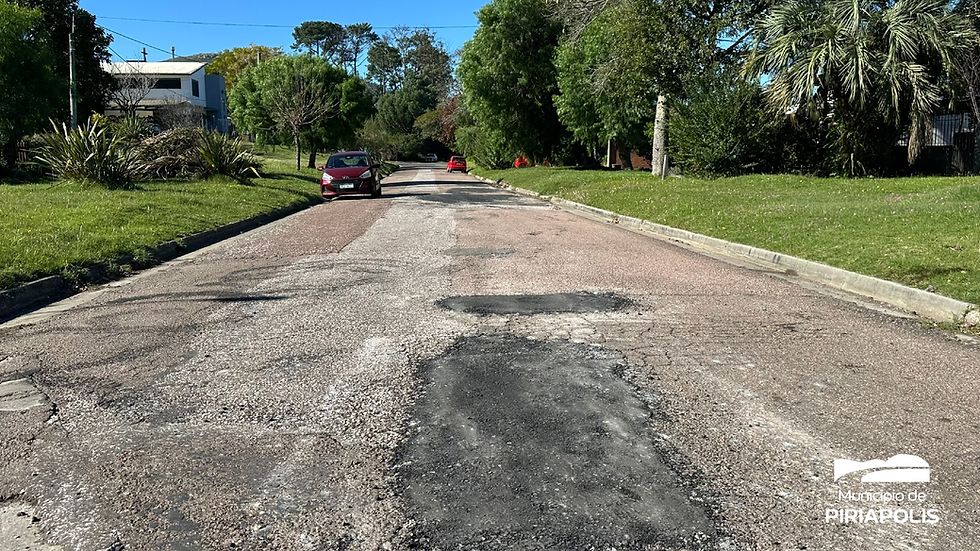 Personal del área de Obras del Municipio de Piriápolis continúa avanzando con trabajos de bacheos en varias zonas  Piriápolis 