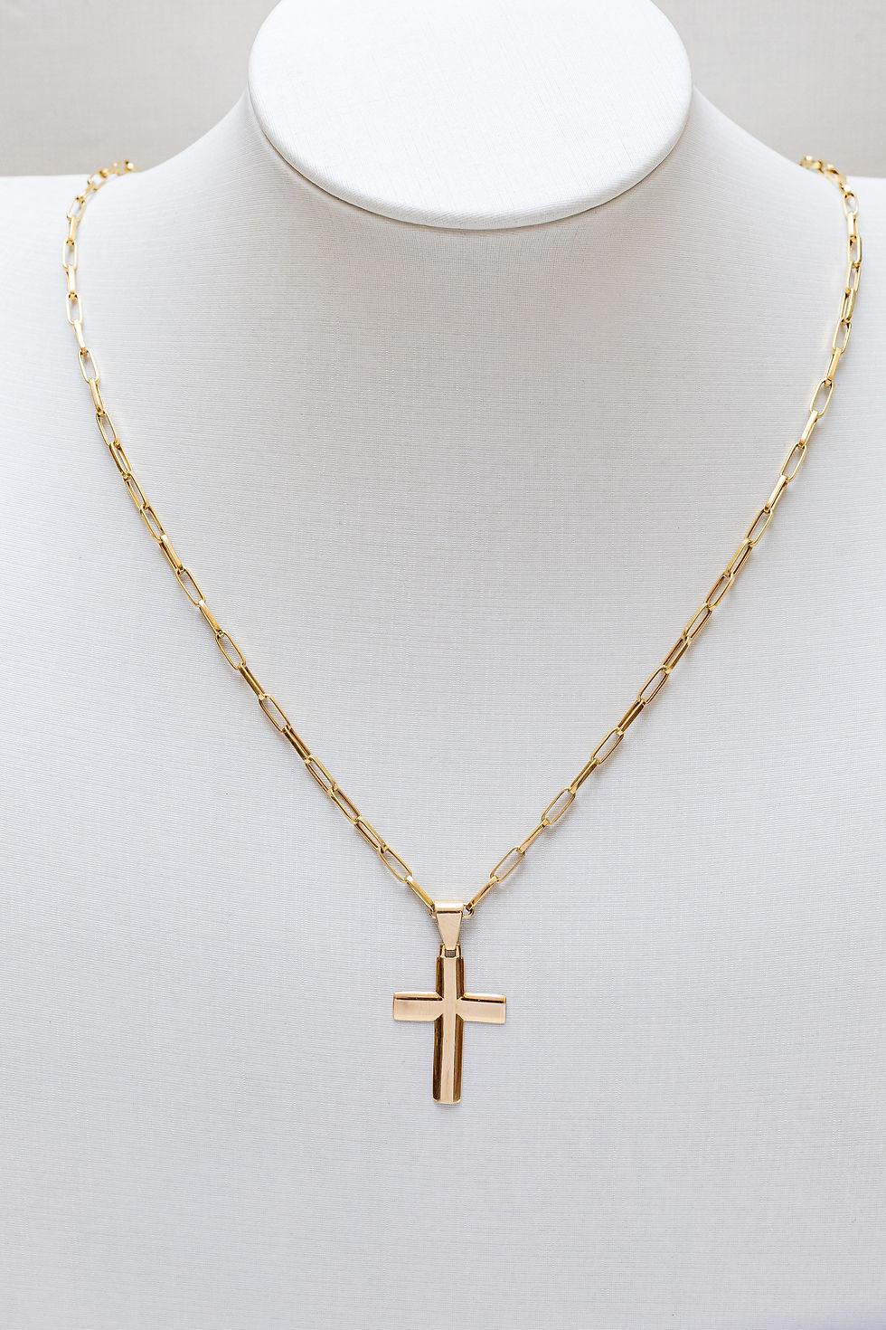 Corrente em Ouro 18K com pingente de cruz.