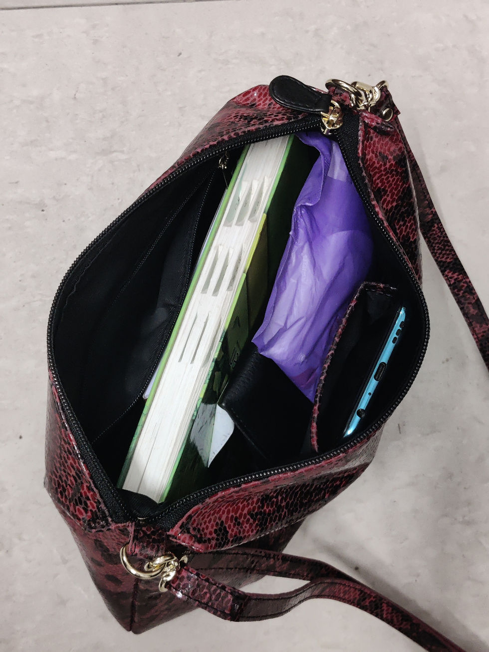 Thumbnail: ladies leather shoulder bag in foil
