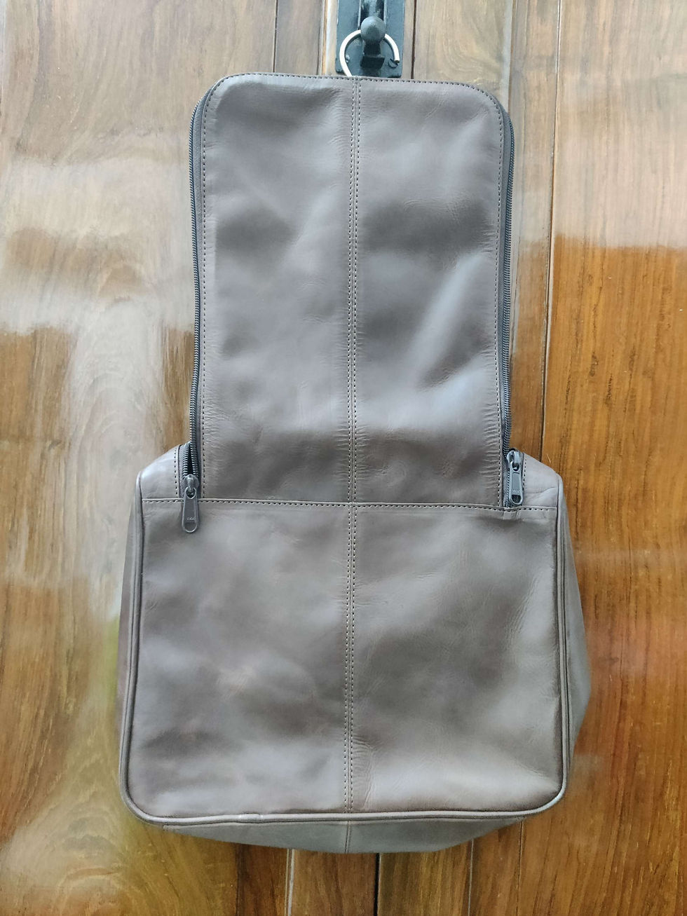 Thumbnail: Leather vanity case