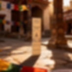 Scatola di incenso Sandalo Himalayan in piedi in un passaggio del tempio soleggiato.