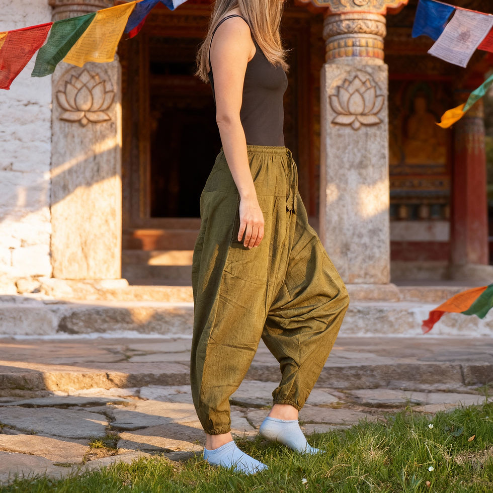Miniatura: Profilo laterale di una persona che indossa i pantaloni aladdin di cotone verde, evidenziando la vestibilità larga.