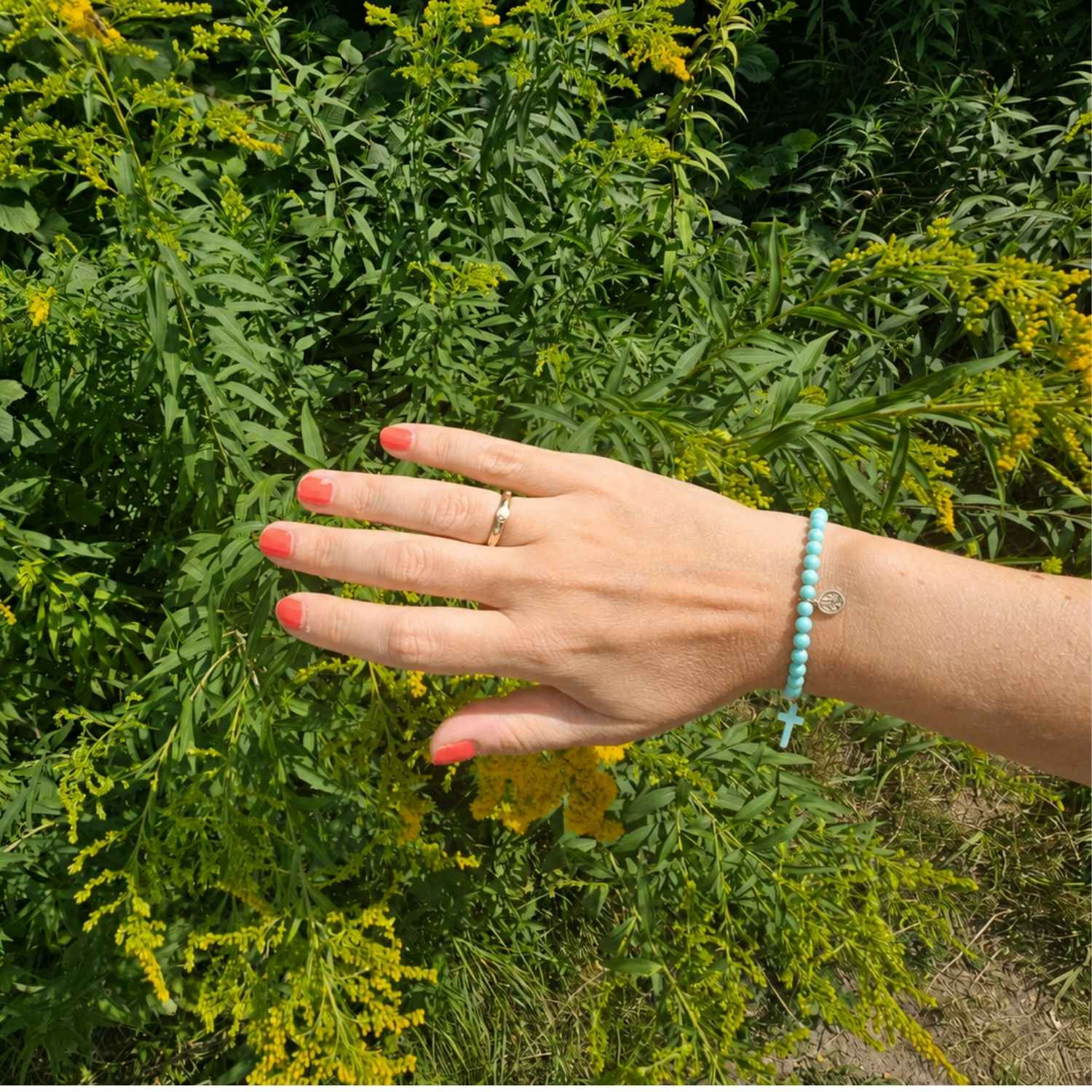 Bracelet chrétien en pierres naturelles, croix et médaille de Lourdes