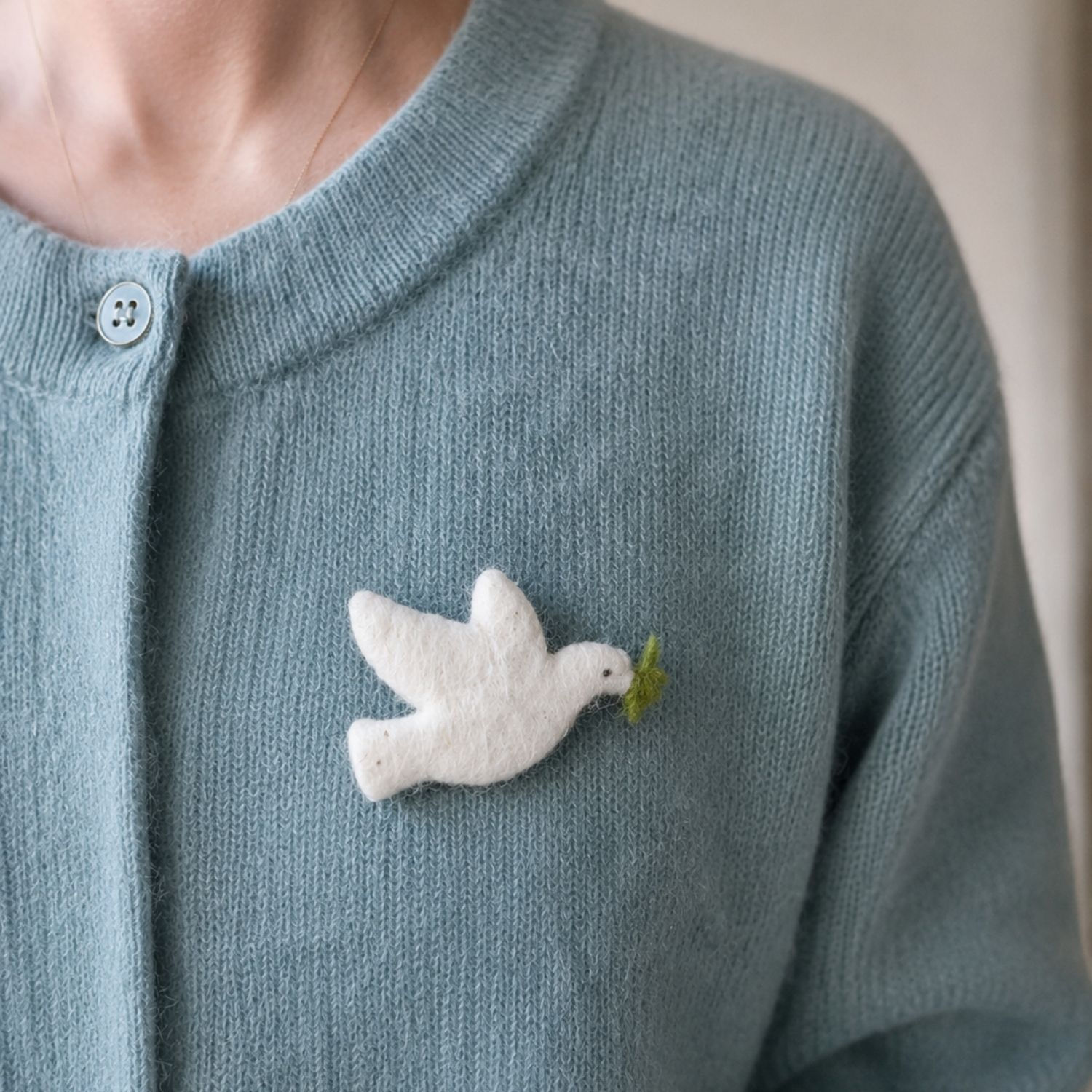 Broche colombe en laine feutrée de Bethléem - Dimanche matin X L’Arche