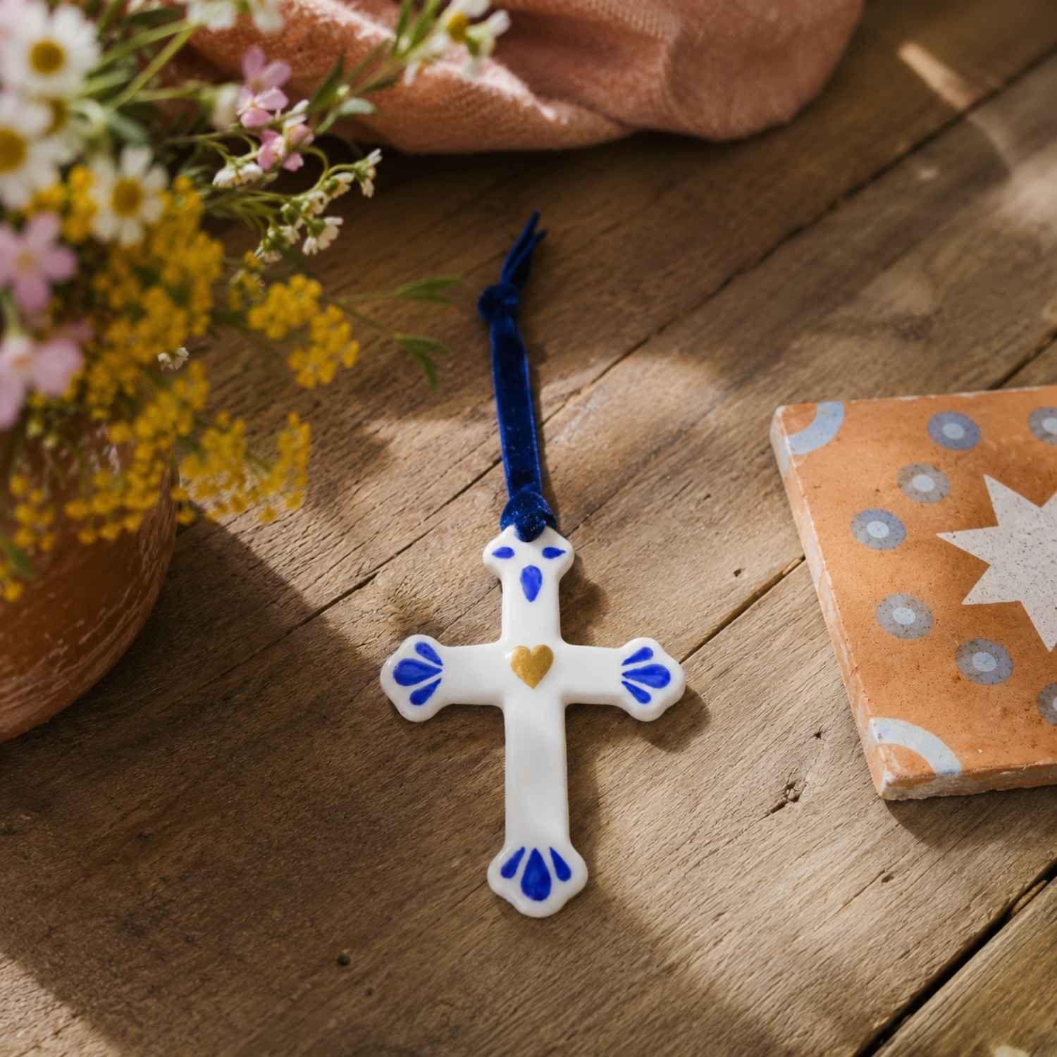 Croix murale en porcelaine "Gouttes"
