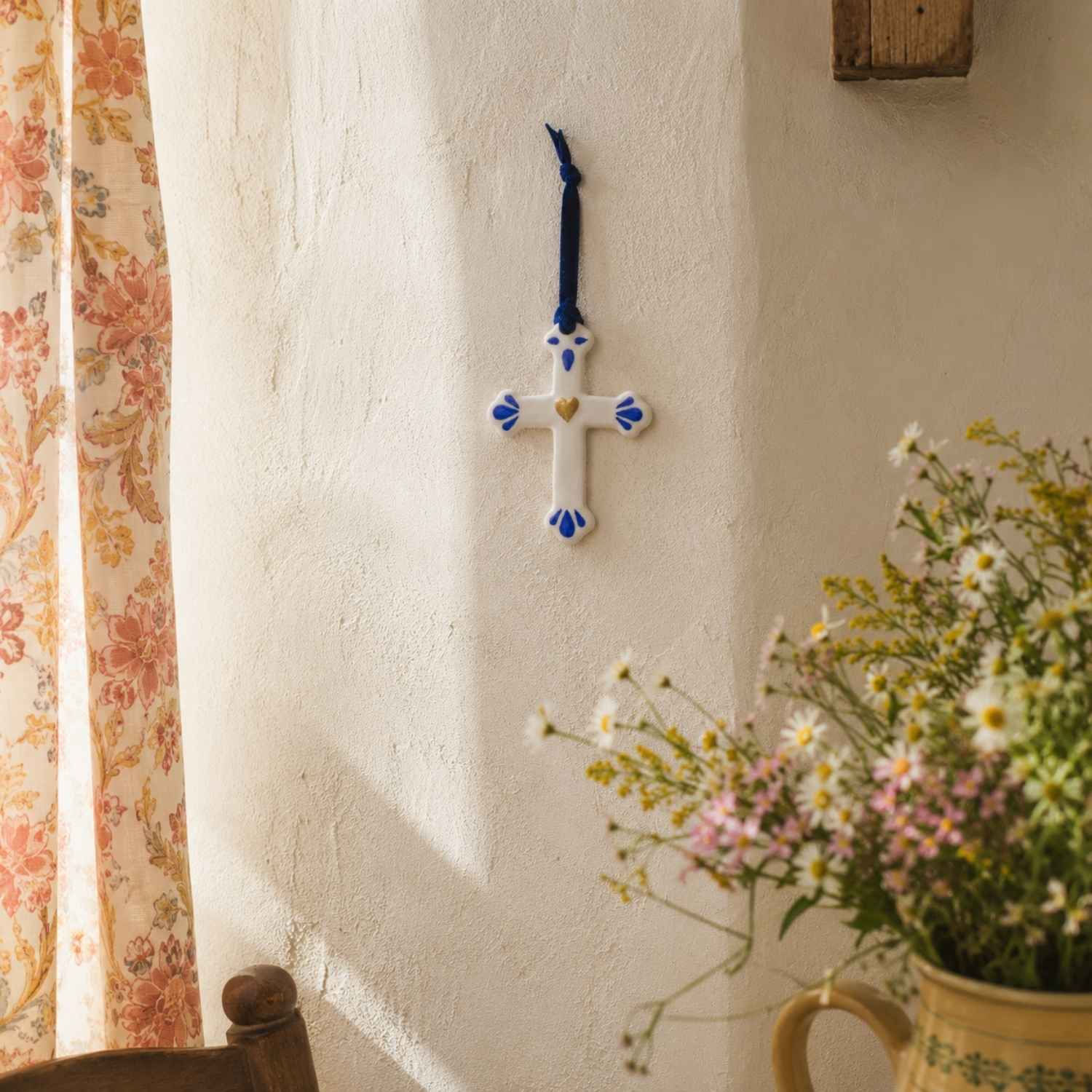 Croix murale en porcelaine "Gouttes"