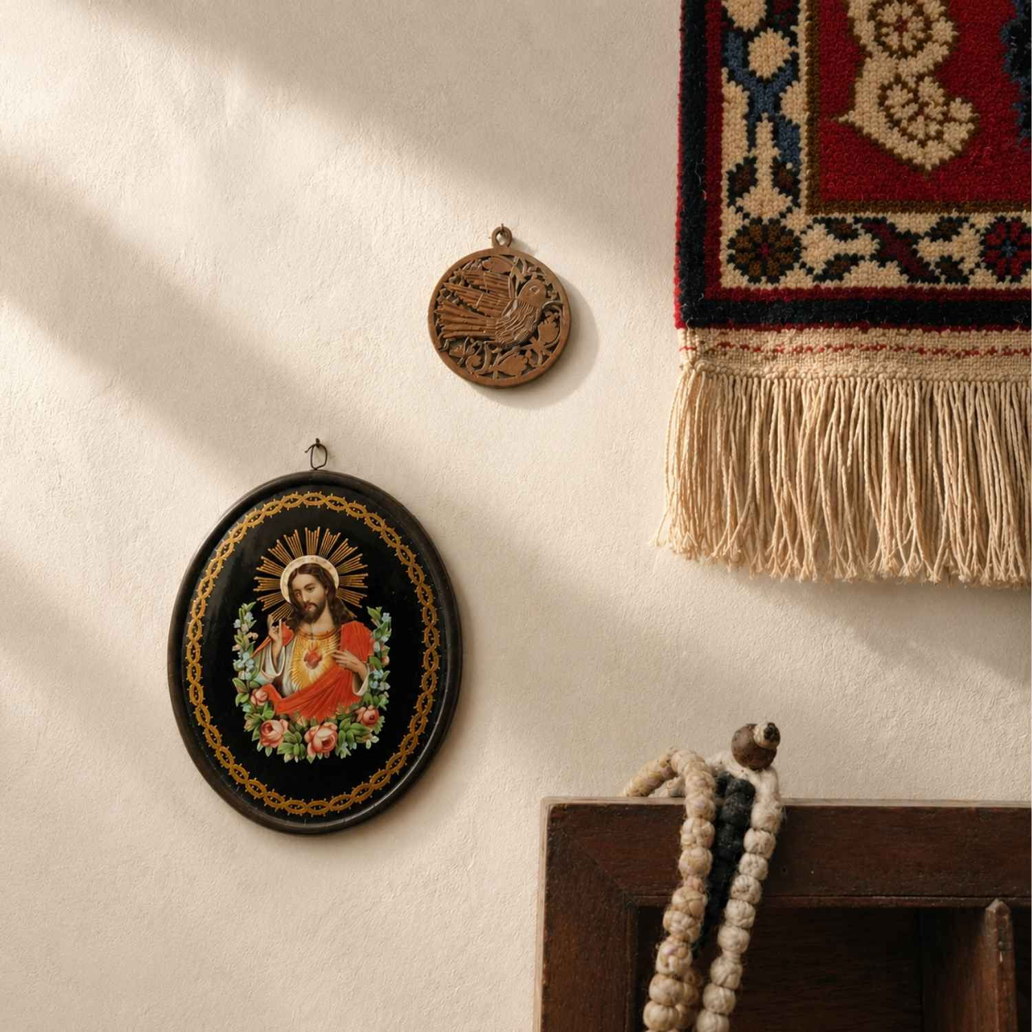 Médaillon colombe en bois d’olivier ciselé – Artisanat ancien de Bethléem