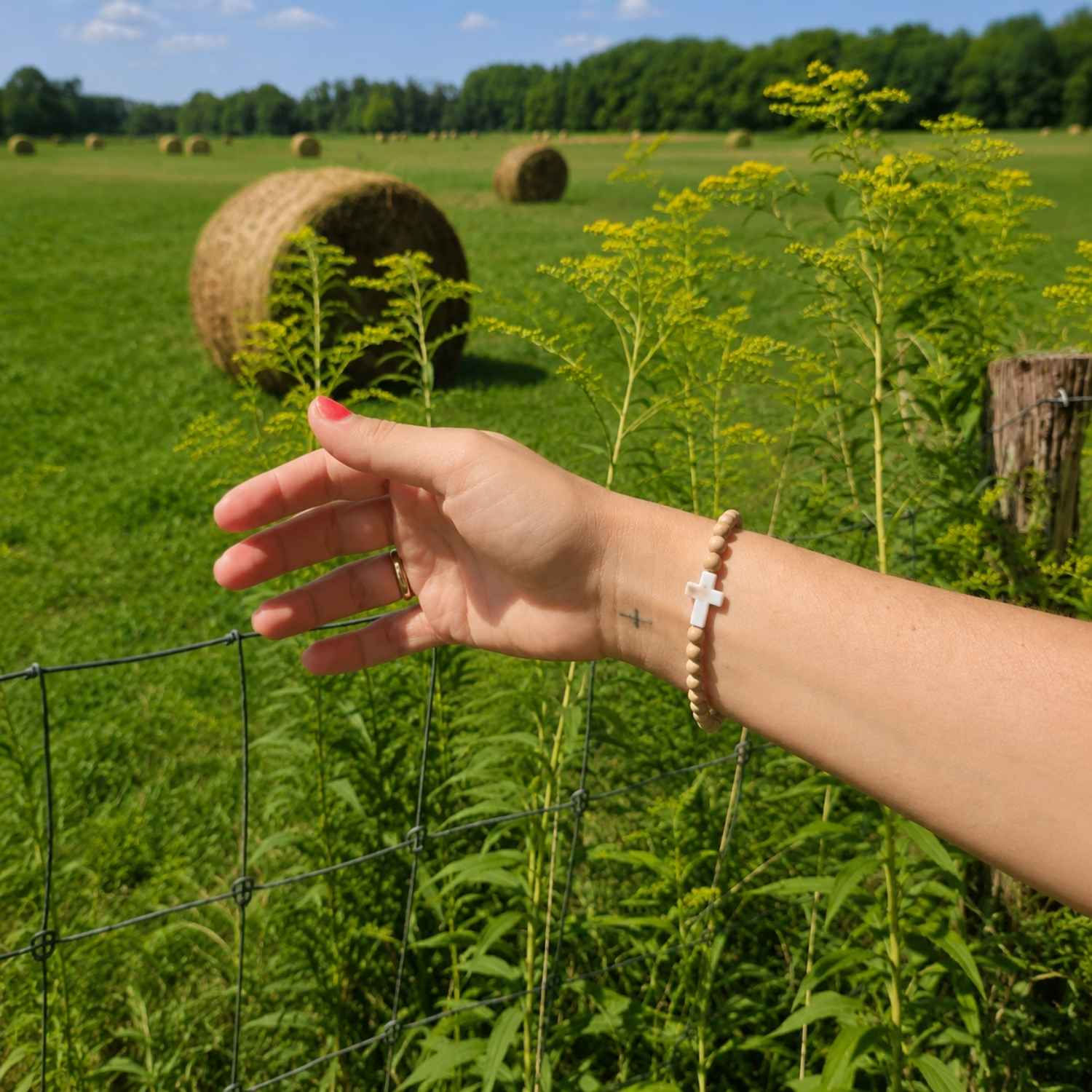 Bracelet chrétien artisanal en bois, croix et médaille