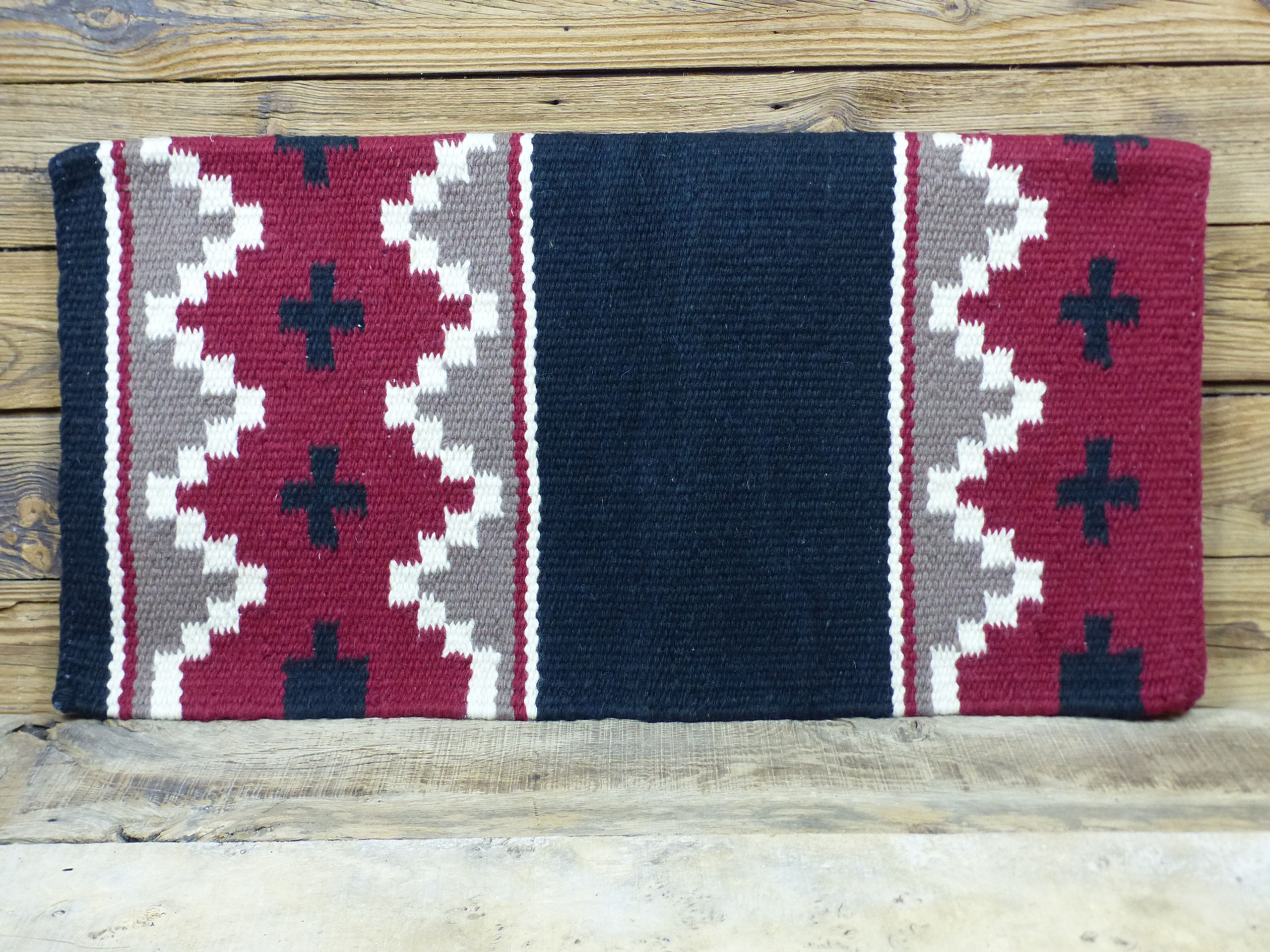 Tapis en laine tissée crosses