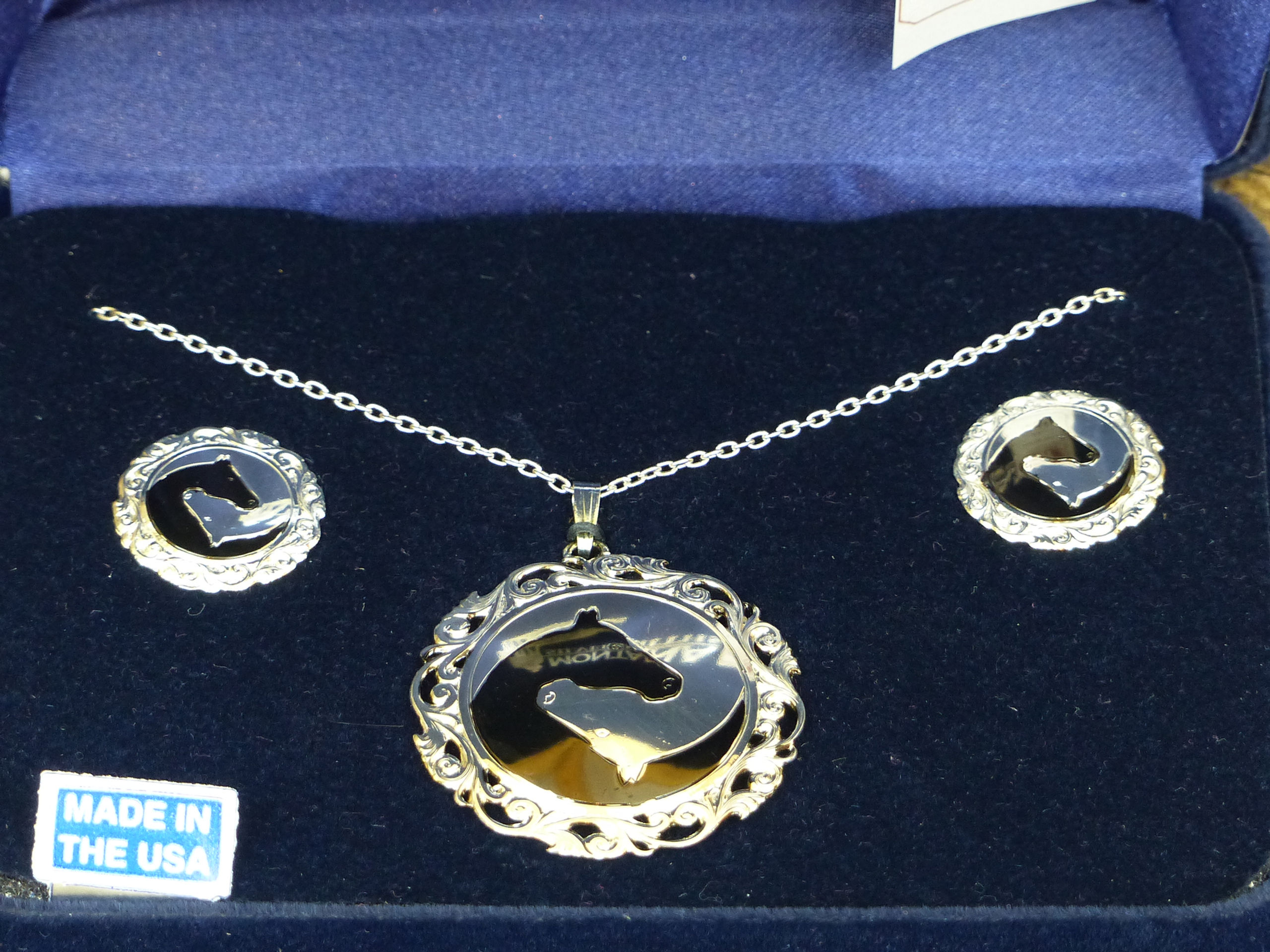 Coffret Boucles d'oreilles et collier Cheval