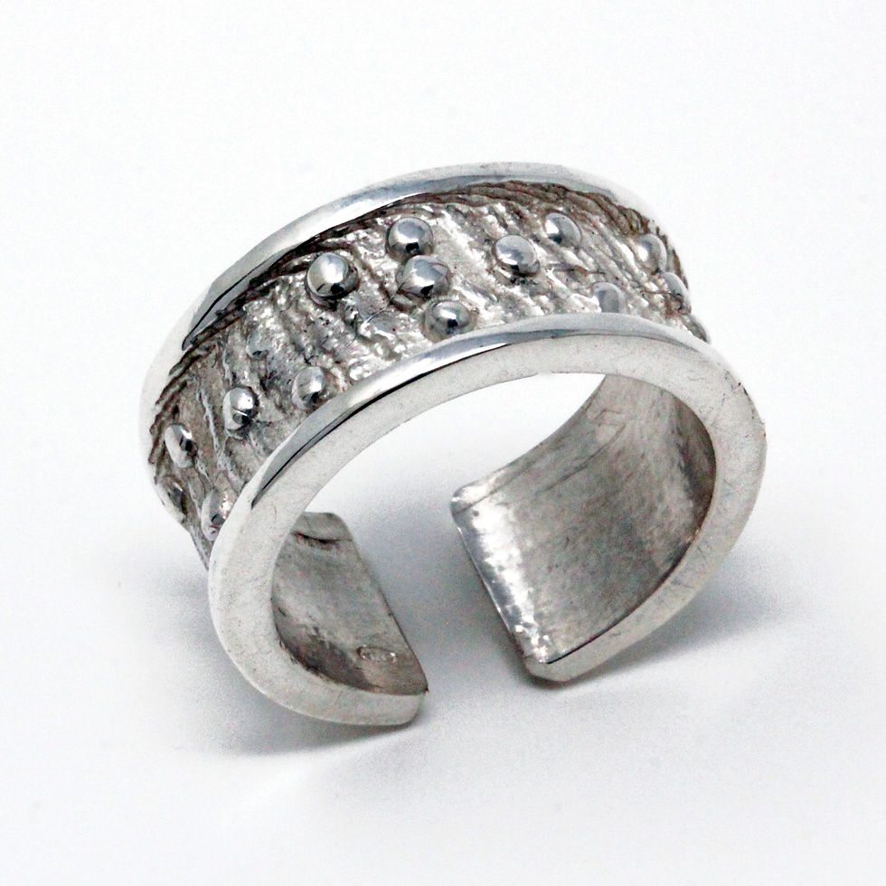 Miniatura: Anello a fascia in argento.  Fusione in osso di seppia. Gioielli particolari vendita  online.