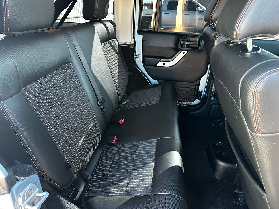 Miniatura: Jeep Wrangler Sahara 2012