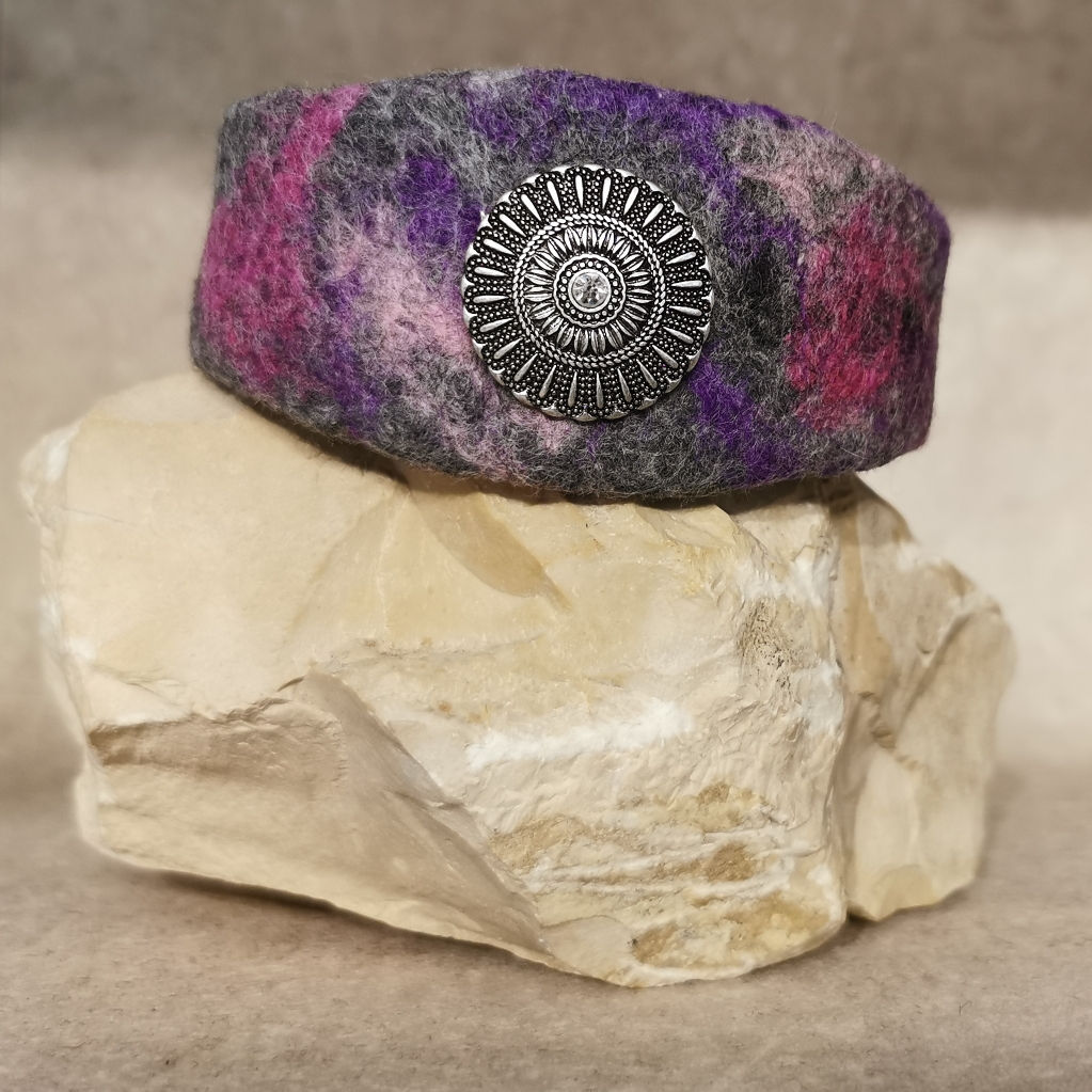 #1733/mittlerer HU 24 cm  - Metallklick - Handgefilzte Wohlfühlha