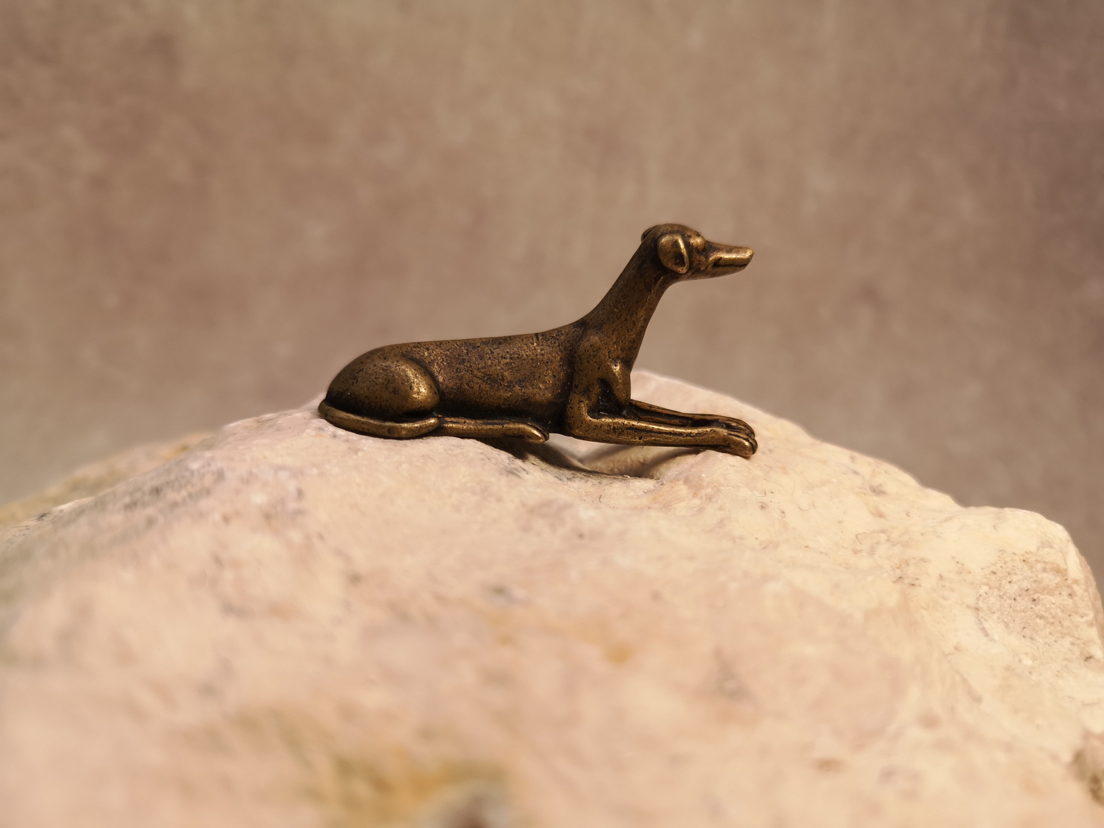 " GOYA" zauberhafte kleine Windhund - Messing -  Skulptur