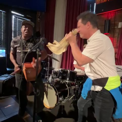 hombre tocando un instrumento de percusión