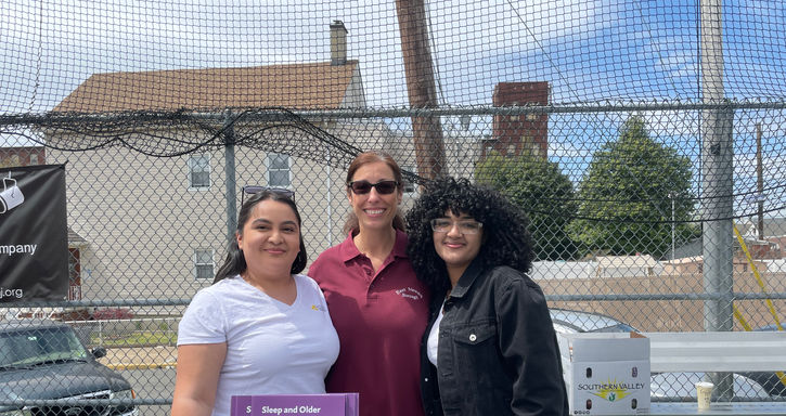 Coordinadora del programa Jessica Vega y una becaria de Act Now Foundation en una feria de salud