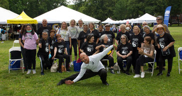Grupo de Tai Chi en la feria de salud cerebral y recursos comunitarios