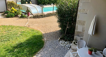 Piscine vu du gîte.jpeg