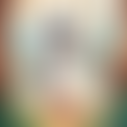 Pelle Pinguin steht im Sommer vor einem See, mit einer Blume in der Hand und lächelt