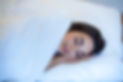 lit-confortable-de-long-reve-sain-avec-des-draps-blancs-et-un-matelas-orthopedique.jpg