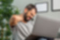 homme-souffrant-de-douleurs-au-cou-tout-en-travaillant-a-domicile-sur-un-ordinateur-portab