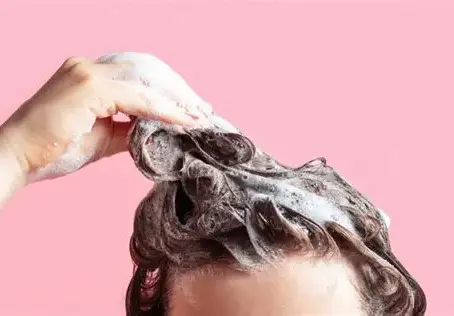 【朝シャン派?夜シャン派?】髪と頭皮に良いのはどっち?正しいシャンプーのタイミングと洗い方とは?