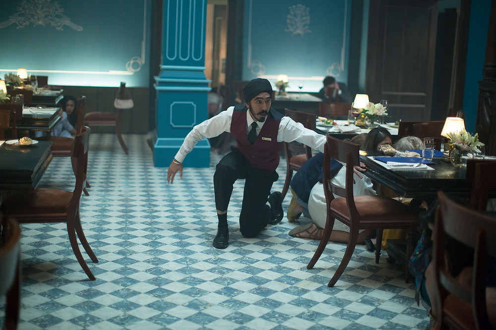 Dev Patel em cena de "Atentado ao Hotel Taj Mahal"