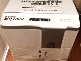 阪大病院国際医療センターの皆様から、超大型シュレッダーをいただきました!