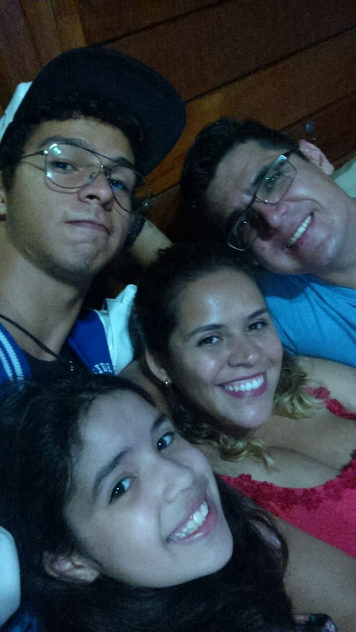 Raquel Cavalcanti, com seu marido, Eder Afonso e seus dois filhos, Matheus e Manoela.