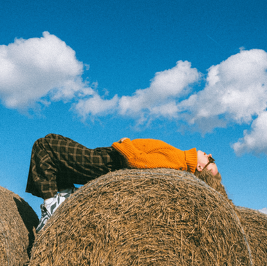 “Blue, Blue, Blue” – Sophie Bernice
Belleza etérea en ciclos de emoción
