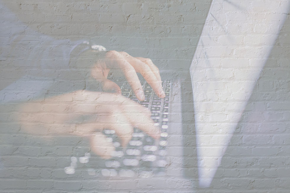 mężczyzna piszący na laptopie