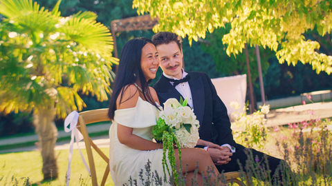 Jeunes mariés souriant pendant leur cérémonie de mariage à Avignon
